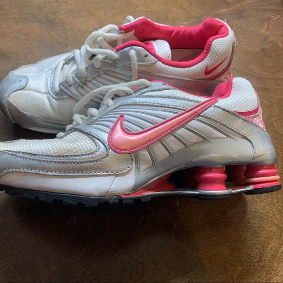 Size 6 nike shoes - Picture 3 of 4